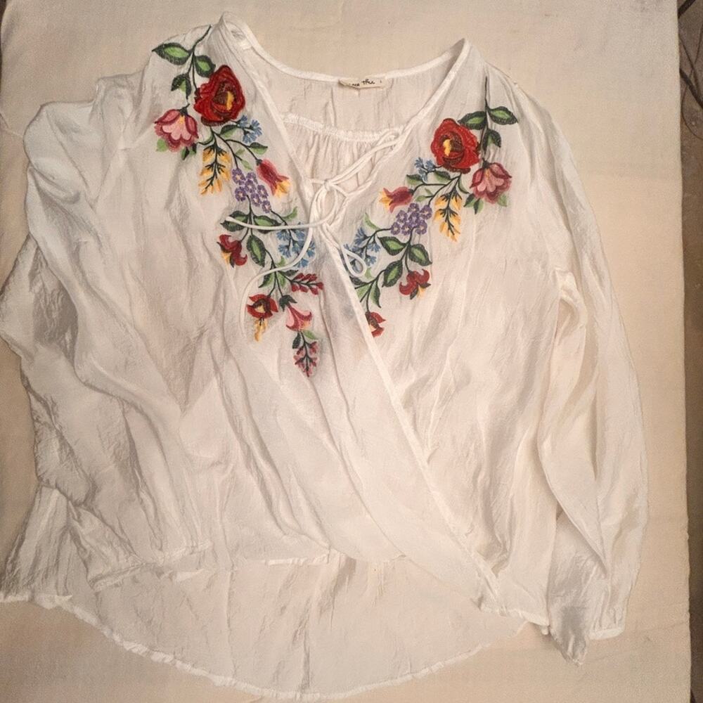 Lemon Tree, White blouse embroidered with flowers, size Large